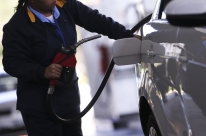 Petrobras anuncia alta de 0,20% no pre�o da gasolina e queda de 0,80% no diesel