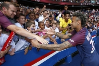 Com Neymar na torcida, PSG estreia com vitória sobre o Amiens no Francês