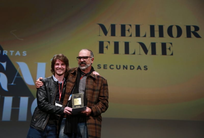O montador Matheus Piccolli e o diretor Cac� Nazario subiram ao palco para receber o pr�mio por Secundas