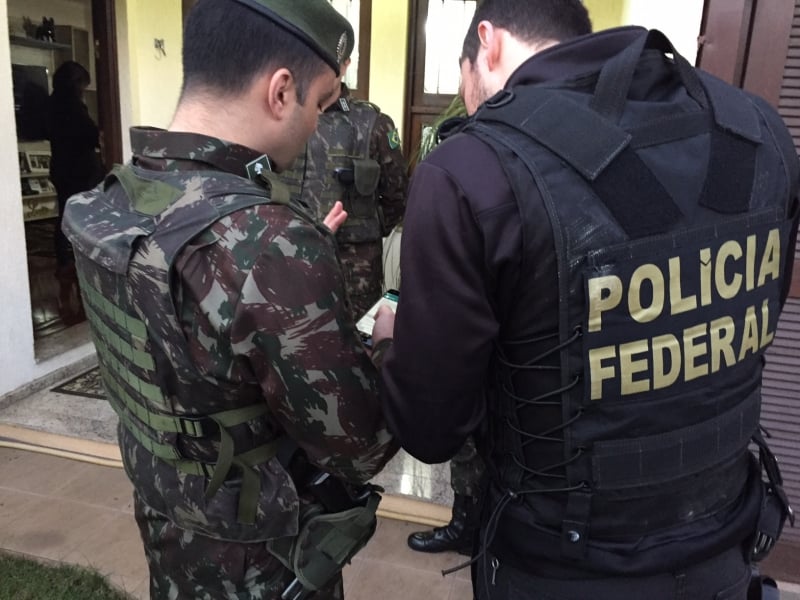 Policiais federais e militares do Exército cumprem mandados em Canoas e Novo Hamburgo