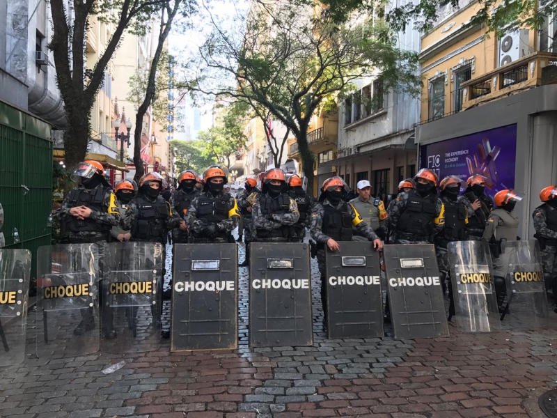 Brigada Militar bloqueia rua dos Andradas no Centro de Porto Alegre 