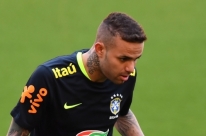 Luan faz tratamento e segue como dúvida no Grêmio para encarar o Botafogo