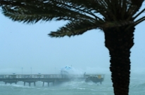 Flórida tem mais de 1 milhão sem energia; acidente em área com chuvas mata dois