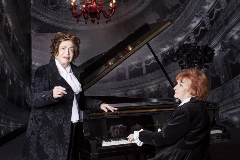 Atriz Nathalia Timberg  e a pianista Clara Sverner estão no palco no espetáculo Chopin ou o tormento do ideal