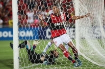 Flamengo vence Chapecoense de goleada e vai às quartas da Sul-Americana