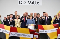 Merkel diz que vai negociar nova coaliz�o na Alemanha