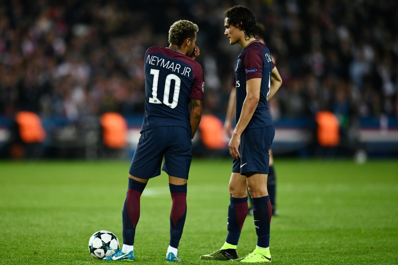 Neymar e Edinson Cavani conversam para arrematar uma falta contra a meta do Bayern