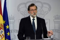 Premiê espanhol destitui governo catalão e convoca eleições regionais