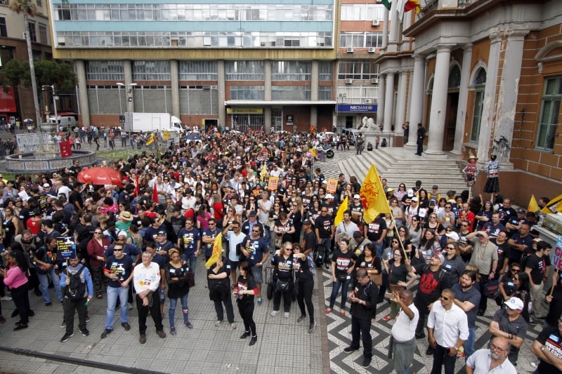 Cerca de 4 mil servidores participaram da concentra��o no Pa�o Municipal
