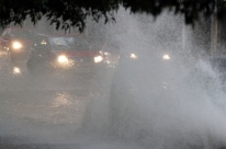 Chuva torrencial causa alagamentos em vias de Porto Alegre 