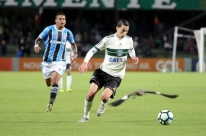 Ramiro marca no fim, Grêmio derrota o Coritiba e assume a vice-liderança