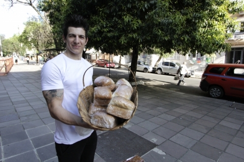 Guri do Pão vende pão para driblar o desemprego