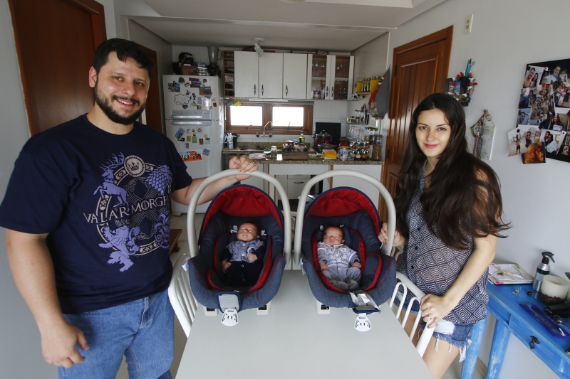 Cavalcante e Christine acompanharão em casa os 180 primeiros dias dos bebês Theo e Heitor