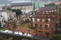 Temporal e ventos destelham casas e causam destruição em cidades gaúchas