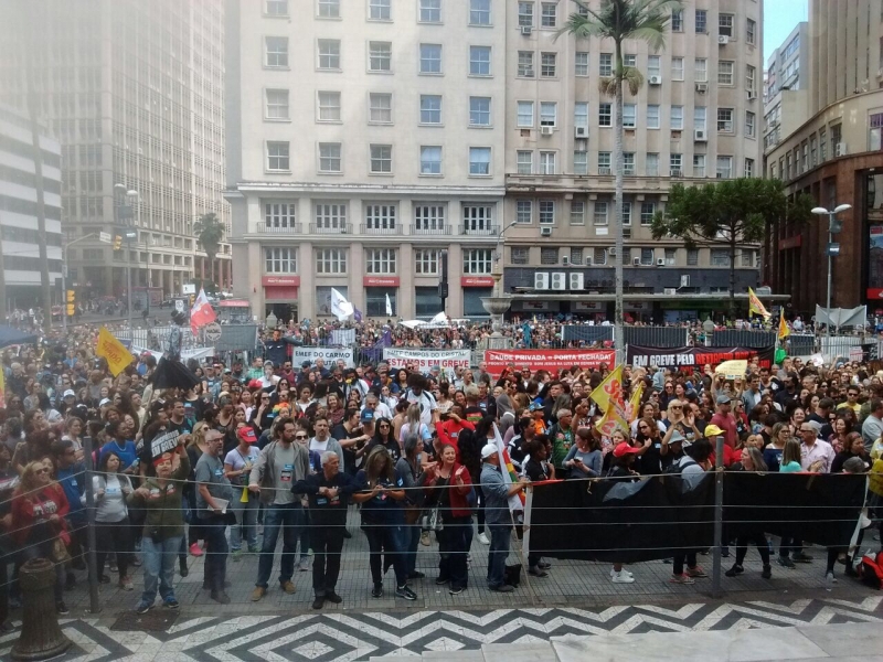 Municipários se mobilizam em frente ao Paço Municipal, sob olhar da Guarda Municipal