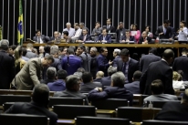 Plenário da Câmara rejeita denúncia contra Temer por 251 a 233 votos