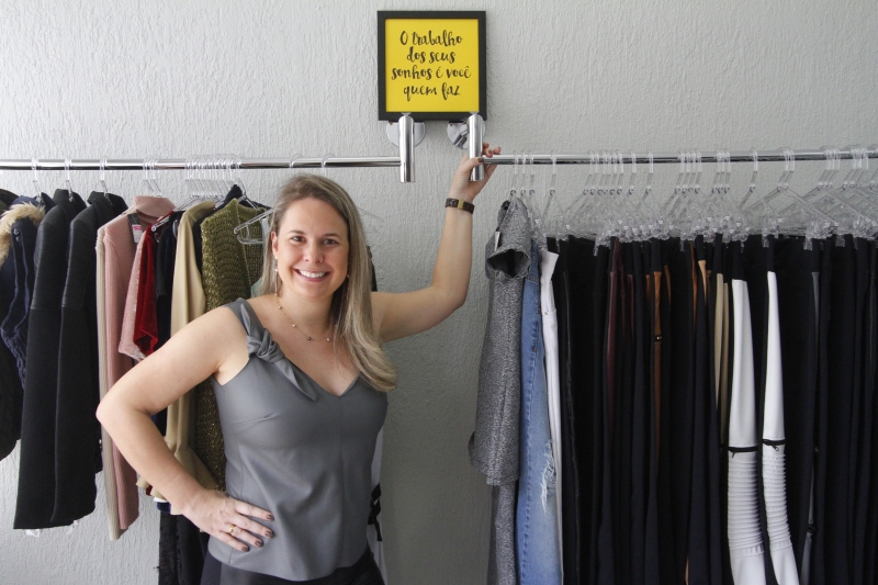 Marianna Velho comercializa roupas pelo Instagram Closet by Mari Velho e agora abriu um estoque na avenida Anita Garibaldi, na Capital