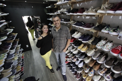 Loja vende calçados com material reciclado