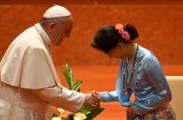 Em Mianmar, papa pede respeito aos grupos étnicos sem citar rohingyas