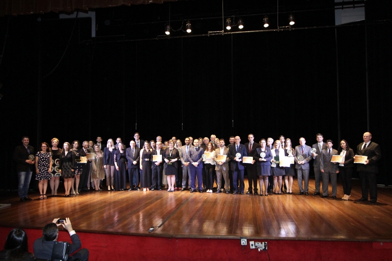 Medalhistas e vencedores na entrega do Pr�mio Responsabilidade Social 2017, solenidade realizada na Assembleia Legislativa do Rio Grande do Sul no dia 30 de novembro