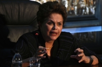 'Lula estará nas eleições preso ou solto', diz Dilma nos Estados Unidos