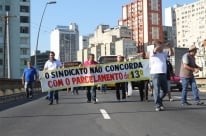 Rodoviários protestam em Porto Alegre contra parcelamento do 13° salário