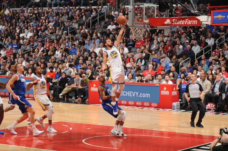 Stephen Curry anota mais dois pontos para Golden State contra Los Angeles