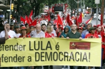 Via Campesina faz marcha em Porto Alegre em apoio a Lula