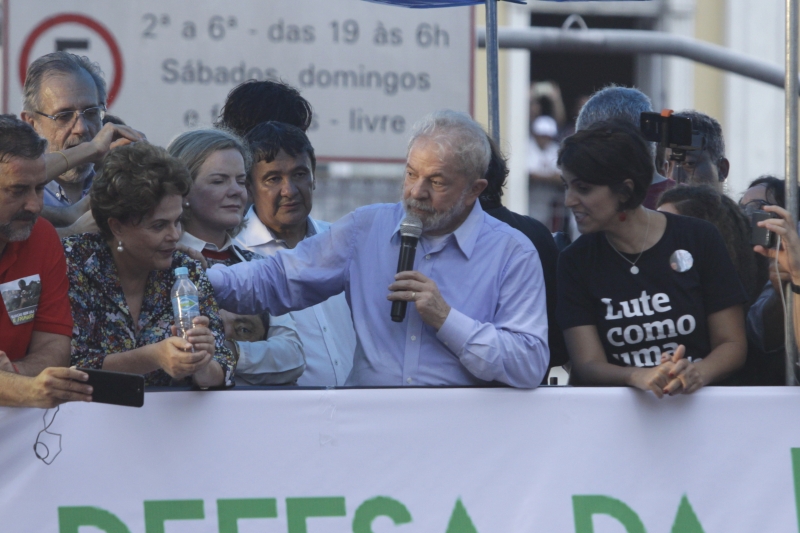 Ao lado de Dilma, Gleisi e Manuela, Lula discursou em Porto Alegre