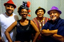 Glau Barros faz show em ritmo de Carnaval no Café Fon Fon