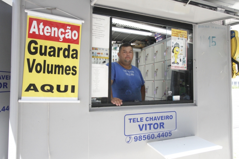 Antes de incluir o serviço de guarda-volumes, o chaveiro Paulo Vitor foi até São Paulo ver como funcionava 