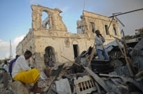 Sobe para 21 n�mero de mortos em explos�es de carros-bomba na Som�lia