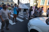 Manifestantes pedem solução da prefeitura a problema de moradia em Porto Alegre