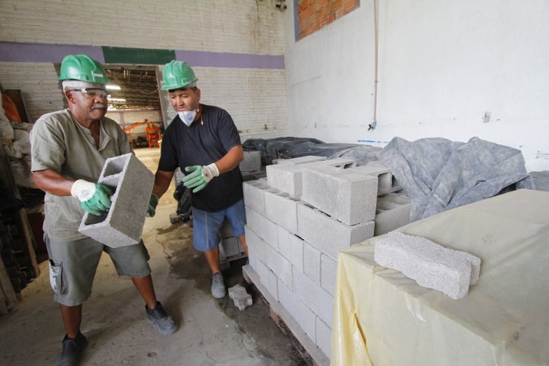 Alves e Oliveira largaram a vida nas ruas para apostar na produ��o de blocos para constru��o 