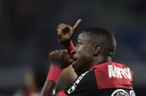 Com dois gols de Vinicius Junior, Flamengo vira sobre o Emelec no Equador
