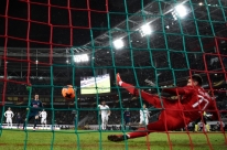 Atlético goleia e vai às quartas da Liga Europa, mas Filipe Luis sai machucado