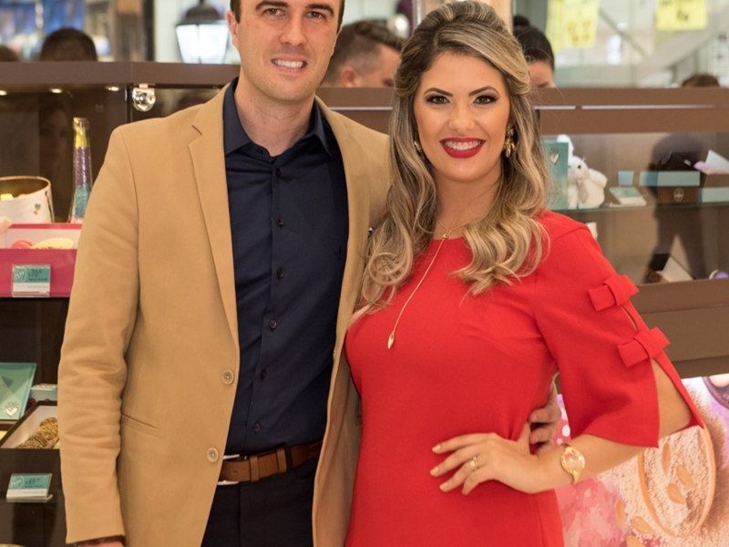 Patrick Piccoli e Izadora Hultmann Piccoli na inaugura��o da Le Petit Macarons Boutique, no Shopping Iguatemi em Caxias do Sul