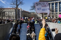 Estudantes e ativistas saem �s ruas em protesto pelo controle de armas nos EUA