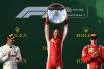 Vettel conta com 'ajuda' do safety car, desbanca Hamilton e vence na Austr�lia