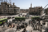 Centenas de rebeldes s�rios deixam mais um bols�o de Ghouta Oriental