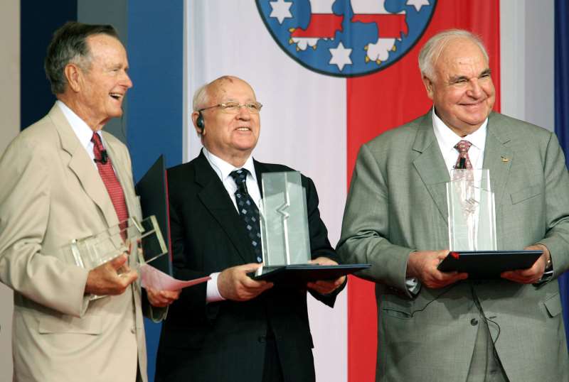 (L TO R) FORMER US PRESIDENT GEORGE BUSH, FORMER PRESIDENT OF THE OLD SOVIET UNION MIKHAIL GORBACHEV AND FORMER CHANCELLOR OF GERMANY HELMUT KOHL, THE THREE HEAVYWEIGHTS OF GERMAN REUNIFICATION, POSE WITH THEIR POINT ALPHA PRIZES, COMMEMORATING THEIR WORK, 17 JUNE 2005 IN THE WESTERN TOWN OF GEISA. THE AWARD, WHICH CARRIES A 50,000-EURO (60,900-DOLLAR) PRIZE SPONSORED BY GERMAN CORPORATIONS, IS NAMED FOR THE US OBSERVATION BASE ON THE FORMER COLD WAR BORDER BETWEEN EAST AND WEST GERMANY, AT THE CENTER OF THE LINE OF DEFENSE KNOWN AS THE FULDA GAP.   AFP PHOTO   DDP/THOMAS LOHNES    GERMANY OUT