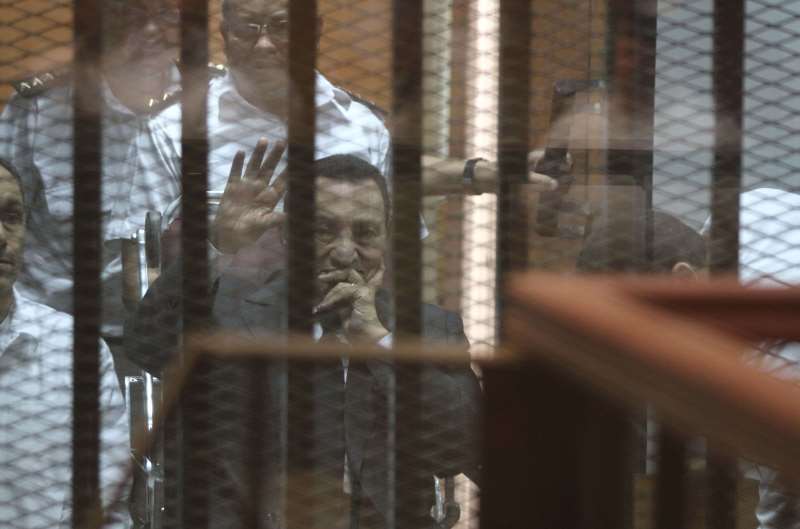 INT - EX-PRESIDENTE DO EGITO, HOSNI MUBARAK  EGYPT'S DEPOSED PRESIDENT HOSNI MUBARAK WAVES FROM BEHIND THE ACCUSED CAGE DURING HIS TRIAL ON MAY 21, 2014 IN CAIRO. AN EGYPTIAN COURT SENTENCED MUBARAK TO THREE YEARS IN PRISON ON CORRUPTION CHARGES, IN ONE OF TWO TRIALS AFTER THE 2011 UPRISING THAT ENDED HIS RULE. AFP PHOTO / HASSAN MOHAMED