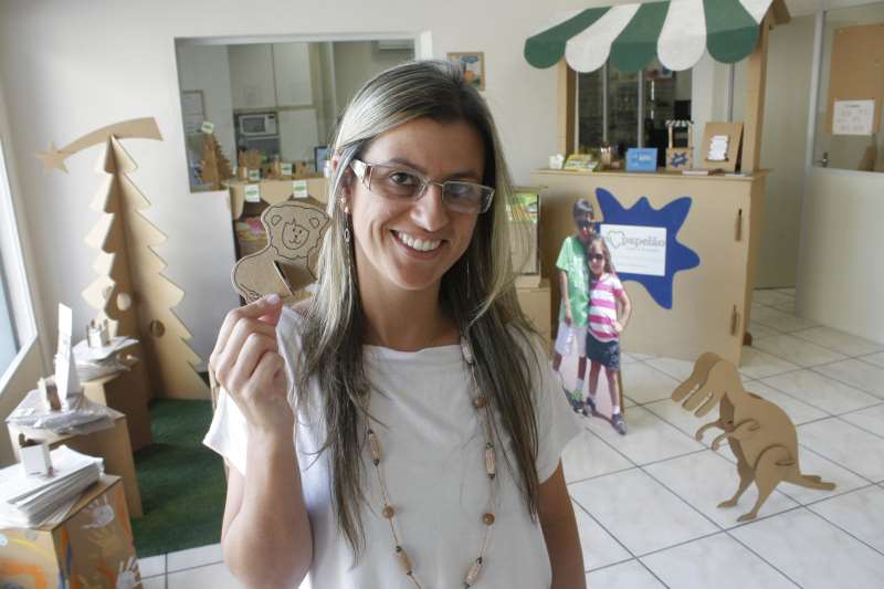 Simone Menda utiliza o produto nos enfeites natalinos criados pela Eu Amo Papelão