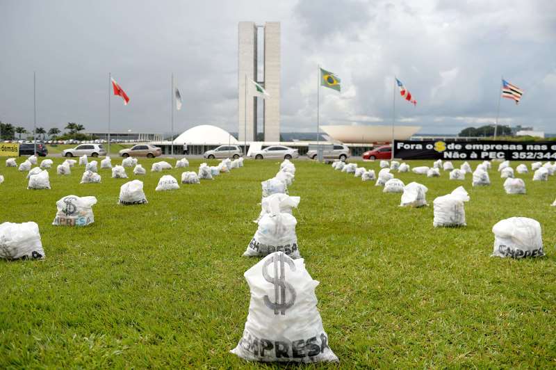 Sociedade protesta em Bras�lia contra corrup��o e o que envolve no Brasil