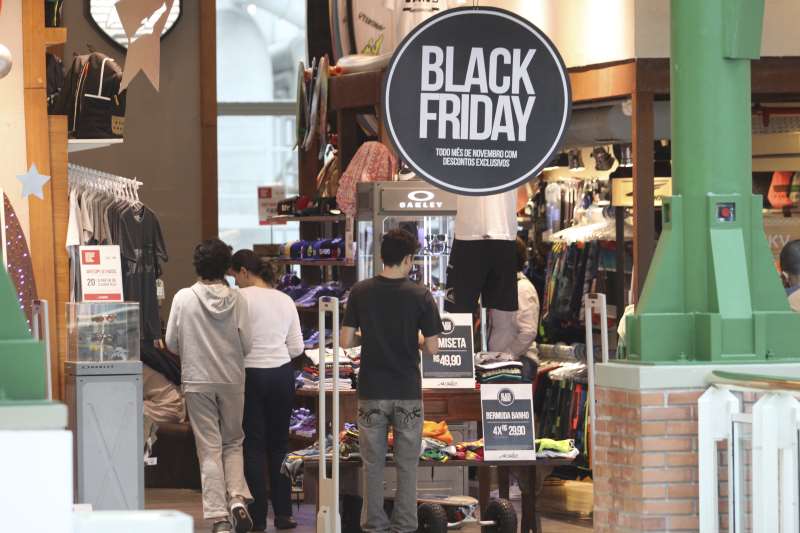 Vitrines de lojas com decorações alusivas a famosa liquidação Black Friday no shopping Praia de Belas.
Algumas lojas oferecen descontos de até 60 porcento.