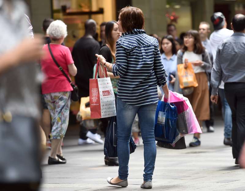 People carry their shopping bags through Sydney's Pitt Street Mall on December 2, 2015, as Australia's economy grew 0.9 percent in the third quarter for an annual rate of 2.5 percent, official data showed, with Treasurer Scott Morrison hailing progress in shifting from the resources boom to broader-based growth.  The September quarter numbers were slightly above analyst expectations and an improvement on the previous quarter's sluggish growth, which was revised to 0.3 percent by the Australian Bureau of Statistics.  AFP PHOTO / William WEST