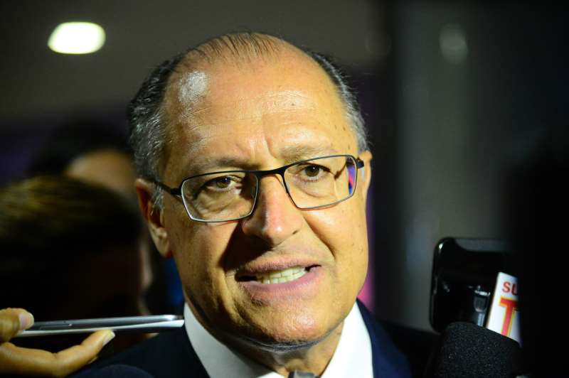 Brasília - Governador de São Paulo, Geraldo Alckmin, fala com a imprensa após reunião com a presidenta Dilma, no Palácio do Planalto (Fabio Rodrigues Pozzebom/Agência Brasil)