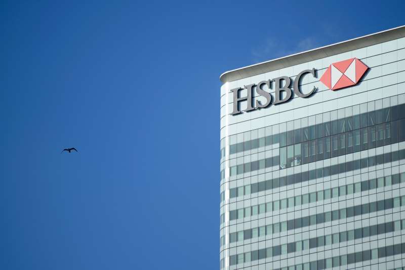 The London offices of HSBC are seen in the Canary Wharf district of London on February 15, 2016.
Europe's largest bank HSBC informed the financial markets it would remain headquartered in Britain, rejecting a move to Hong Kong despite concerns about increased regulation in the UK. HSBC has been based in Britain since 1992 when it took over Midland Bank and shifted its headquarters from Hong Kong to London. / AFP / LEON NEAL