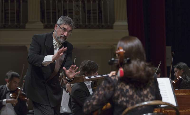 Maestro Cunha rege Orquestra de C�mara Theatro S�o Pedro com convidados