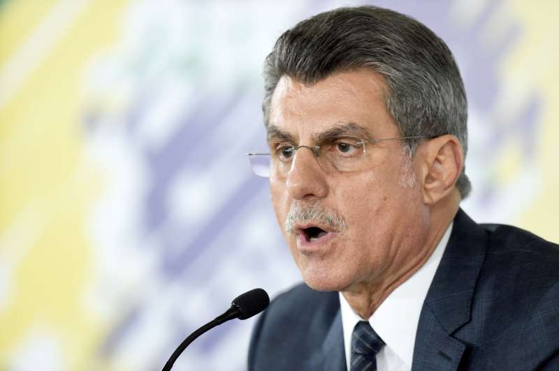 The Planning Minister in Brazil's interim government, Romero Jucá, offers a press conference in Brasilia, on May 23, 2016.
Juca rejected a report that he wanted to halt a huge corruption probe centered on state oil company Petrobras in which he is one of the suspects. Folha newspaper published what it said were excerpts of secretly taped conversations in March between Juca and Sergio Machado, an ex-president of Transpetro oil company, who is also caught up in the corruption probe.
 / AFP PHOTO / EVARISTO SA